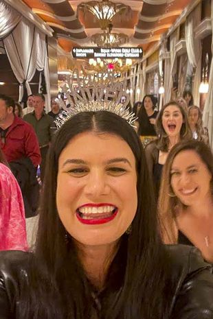 Mở tiệc mừng lớn hậu ly hôn, người phụ nữ nhận lời chúc từ nhân vật đặc biệt-1