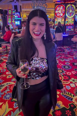 Mở tiệc mừng lớn hậu ly hôn, người phụ nữ nhận lời chúc từ nhân vật đặc biệt-2