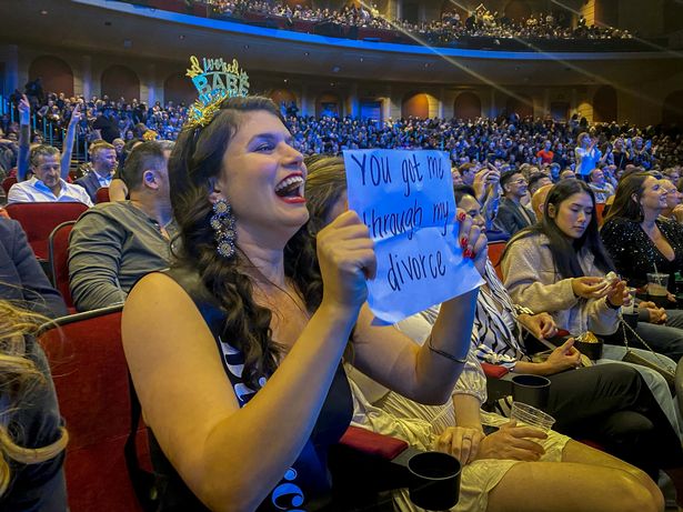 Mở tiệc mừng lớn hậu ly hôn, người phụ nữ nhận lời chúc từ nhân vật đặc biệt-5