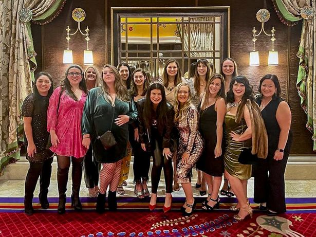 Mở tiệc mừng lớn hậu ly hôn, người phụ nữ nhận lời chúc từ nhân vật đặc biệt-8