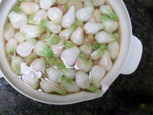 Làm hành muối ngày Tết chỉ cần làm theo cách này hành muối trắng giòn ăn không bị hăng, không thâm đen-2