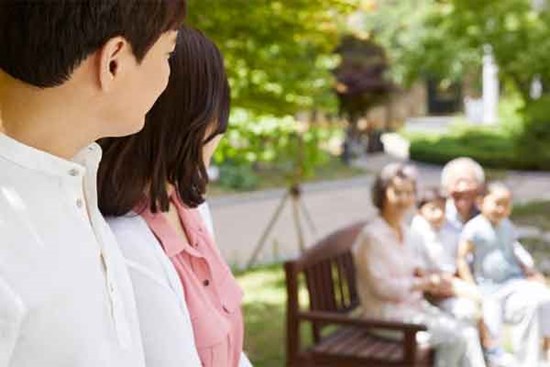 Sau bữa cơm, mẹ chồng thở dài mà tôi chỉ biết coi như không thấy