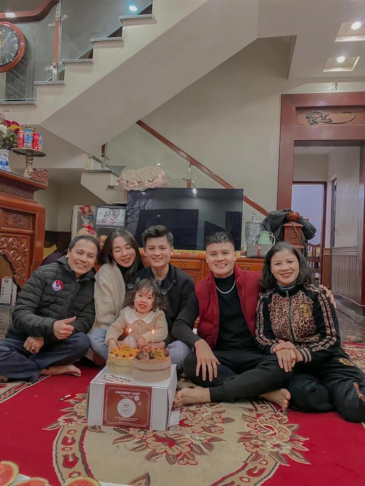 Quang Hải khoe ảnh đoàn tụ gia đình, bất ngờ ngoại hình-2