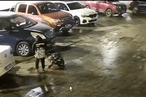 Cậu bé nghịch dại ném pháo xuống cống khiến nhiều ô tô bị hư hỏng