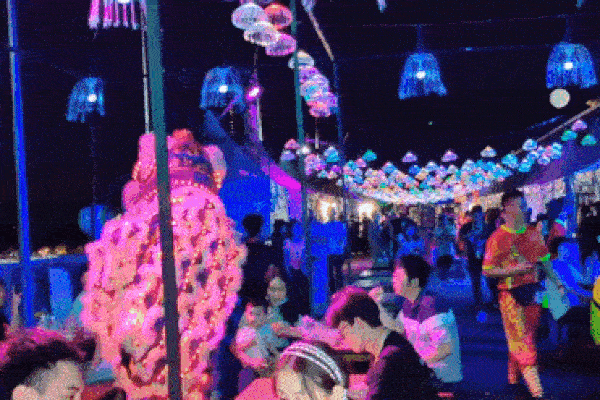 Múa lân đón năm mới bằng đèn LED ở Malaysia