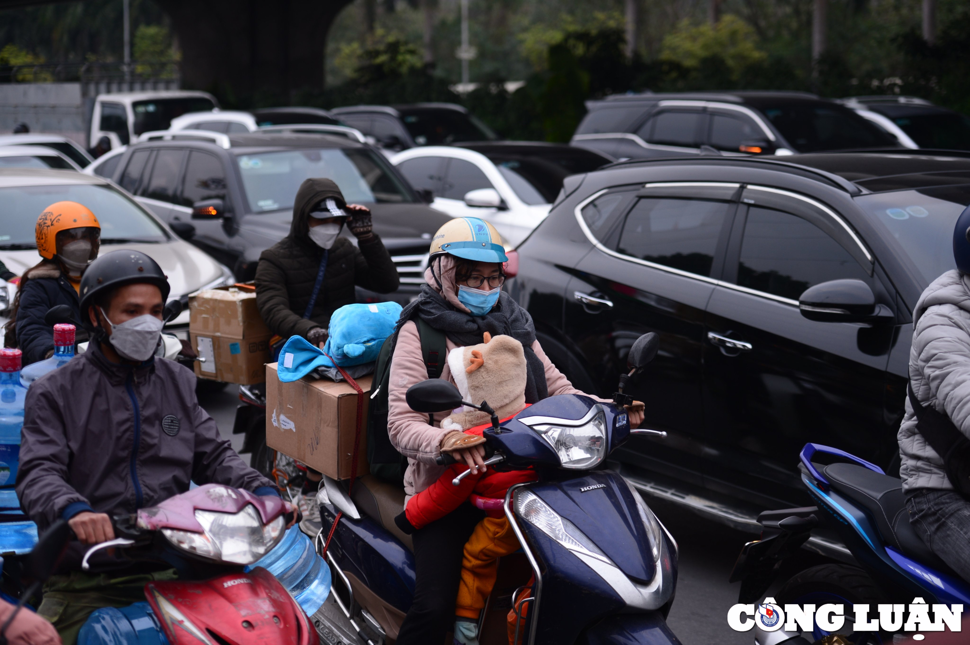 Người dân rời Thủ đô về quê ăn Tết, nhiều tuyến đường ùn tắc-6