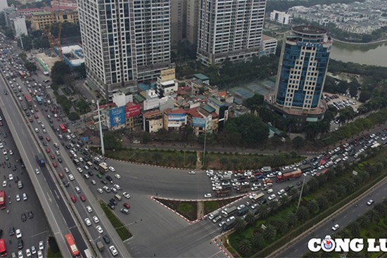 Người dân rời Thủ đô về quê ăn Tết, nhiều tuyến đường ùn tắc