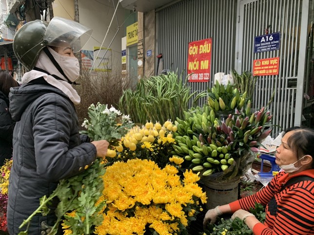 Giá thực phẩm, hàng hóa đắt khét’ vẫn cháy hàng sáng 28 Tết-1