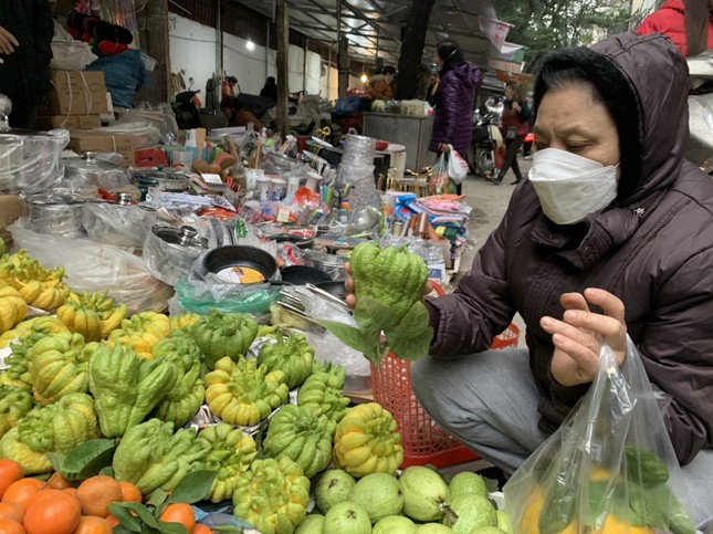 Giá thực phẩm, hàng hóa đắt khét’ vẫn cháy hàng sáng 28 Tết-2