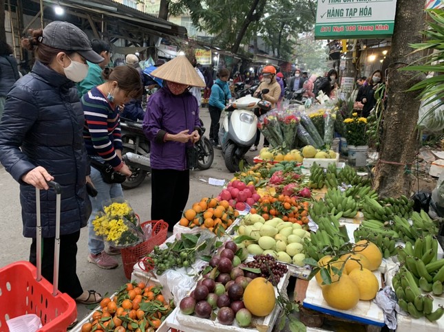 Giá thực phẩm, hàng hóa đắt khét’ vẫn cháy hàng sáng 28 Tết-3