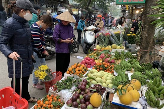 Giá thực phẩm, hàng hóa đắt 'khét’ vẫn 'cháy' hàng sáng 28 Tết