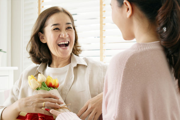 Bỏ túi 5 bí quyết ghi điểm với mẹ chồng tương lai dịp Tết-1