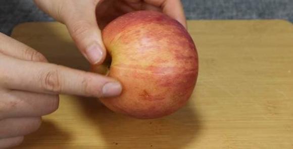 Có một bí quyết chọn táo, hãy ghi nhớ một mẹo nhỏ, nhìn sơ qua có thể biết táo ngọt hay không, phương pháp rất hay, không học thì thật đáng tiếc-5