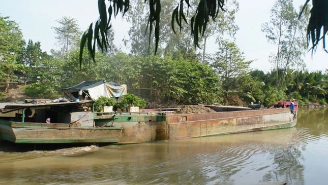 Bơm 200 m3 cát xử lý sụt lún để đưa thi thể bé trai 10 tuổi lên mặt đất-1