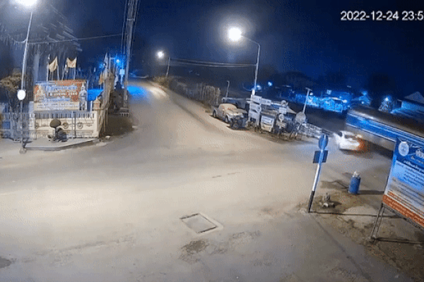 Bất ngờ dừng lại giữa đường ray, ô tô con bị tàu hỏa tông kinh hoàng