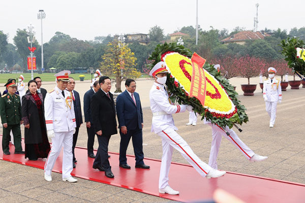 Lãnh đạo Đảng, Nhà nước và thành phố Hà Nội vào Lăng viếng Chủ tịch Hồ Chí Minh, tưởng niệm các Anh hùng liệt sĩ-1