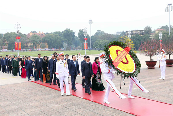 Lãnh đạo Đảng, Nhà nước và thành phố Hà Nội vào Lăng viếng Chủ tịch Hồ Chí Minh, tưởng niệm các Anh hùng liệt sĩ-4