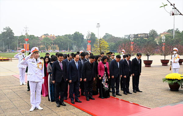 Lãnh đạo Đảng, Nhà nước và thành phố Hà Nội vào Lăng viếng Chủ tịch Hồ Chí Minh, tưởng niệm các Anh hùng liệt sĩ-5