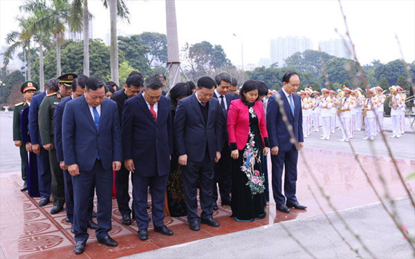 Lãnh đạo Đảng, Nhà nước và thành phố Hà Nội vào Lăng viếng Chủ tịch Hồ Chí Minh, tưởng niệm các Anh hùng liệt sĩ-6