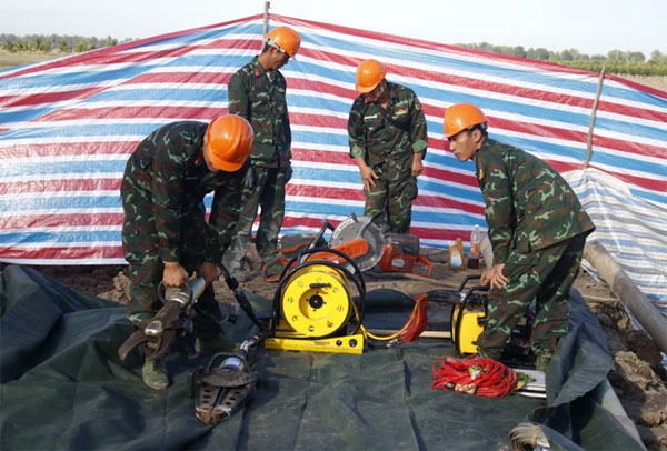 Đoạn trụ bê tông thứ 2, nơi bé trai rơi xuống đã được kéo lên mặt đất-2