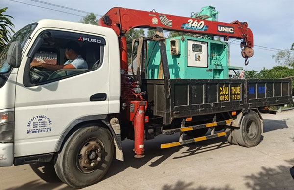 Đoạn trụ bê tông thứ 2, nơi bé trai rơi xuống đã được kéo lên mặt đất-3
