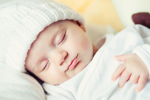 Có nên đánh thức trẻ sơ sinh dậy bú khi bé ngủ quá lâu, quá nhiều?-1
