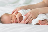 Có nên đánh thức trẻ sơ sinh dậy bú khi bé ngủ quá lâu, quá nhiều?