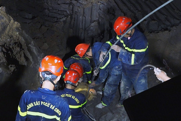 Mẹ của Hạo Nam ngất lịm khi nhận thi thể con trai về an táng-5