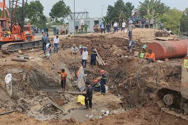 Công an thụ lý vụ việc bé trai rơi xuống trụ bê tông tại Đồng Tháp-3