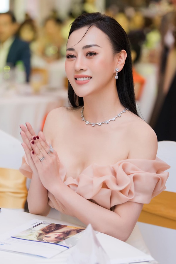 Sau ồn ào tình ái, Phương Oanh hé lộ không gian Tết rực rỡ trong căn hộ cao cấp sang trọng-1