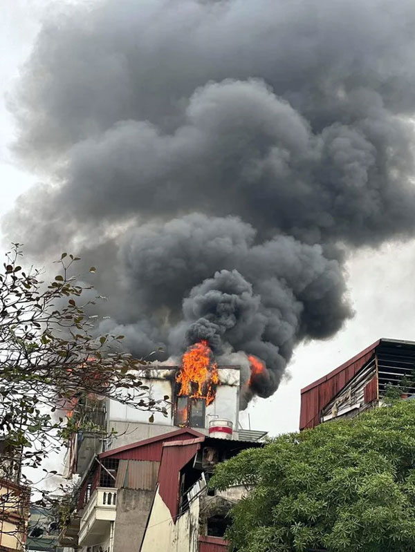 Cháy lớn một ngôi nhà trên phố cổ Hà Nội trong chiều 29 Tết-1