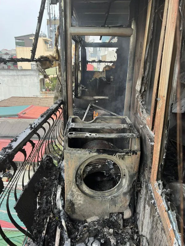Cháy lớn một ngôi nhà trên phố cổ Hà Nội trong chiều 29 Tết-2