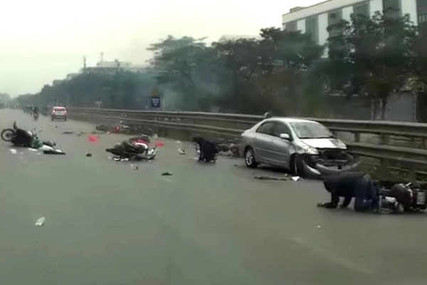 Tài xế lao vào 6 xe máy khiến 8 người bị thương ở Hà Nội có nồng độ cồn-1