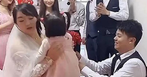 Chồng cũ mang con gái nhỏ đến phá đám cưới vợ cũ, hành động của chú rể khiến anh ta phải sáng mắt-1