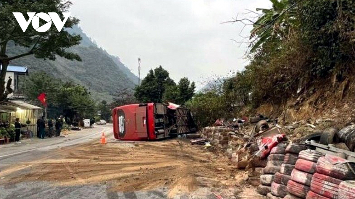 Vụ xe khách gây tai nạn khiến 3 người tử vong: Bắt tạm giam chủ và lái xe-1