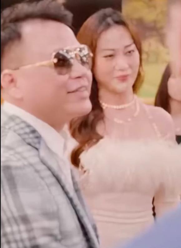 Lộ clip Shark Bình nắm tay Phương Oanh đi tiệc và giới thiệu khách khứa như nữ chủ nhân-1