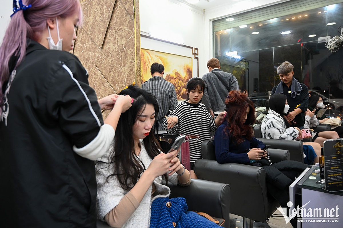 Cắt tóc gội đầu quá tải, trông giữ chó mèo cháy phòng ngày Tết-1