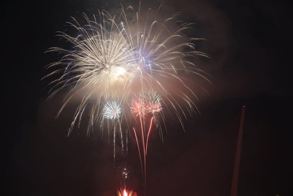 Pháo hoa rực rỡ bầu trời chào đón năm mới Quý Mão 2023-3
