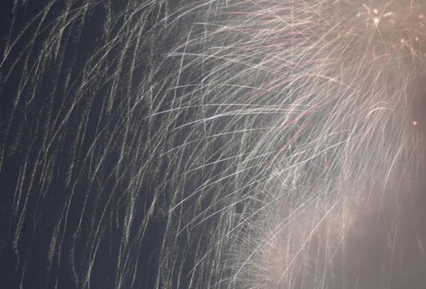 Pháo hoa rực rỡ bầu trời chào đón năm mới Quý Mão 2023-5