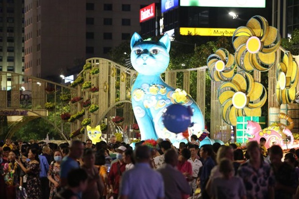 Pháo hoa rực rỡ bầu trời chào đón năm mới Quý Mão 2023-13