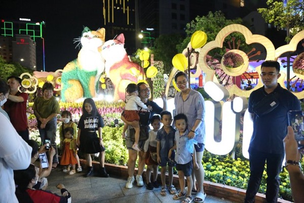 Pháo hoa rực rỡ bầu trời chào đón năm mới Quý Mão 2023-14