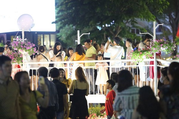 Pháo hoa rực rỡ bầu trời chào đón năm mới Quý Mão 2023-15