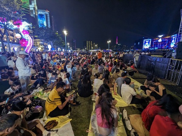 Pháo hoa rực rỡ bầu trời chào đón năm mới Quý Mão 2023-16