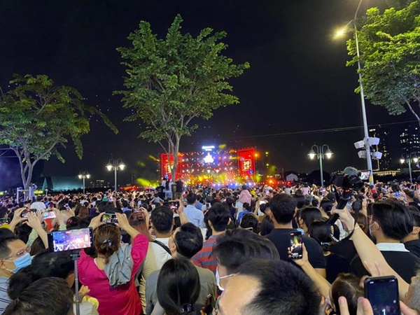 Pháo hoa rực rỡ bầu trời chào đón năm mới Quý Mão 2023-19