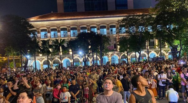 Pháo hoa rực rỡ bầu trời chào đón năm mới Quý Mão 2023-22