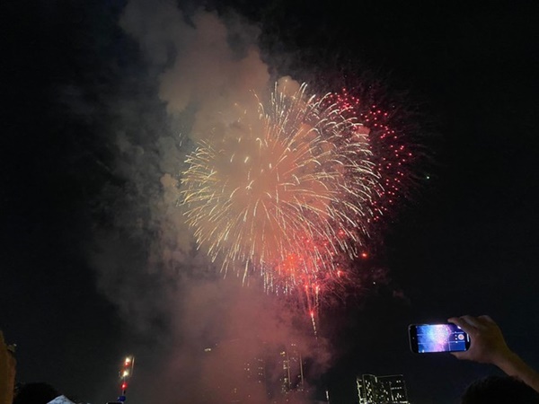 Pháo hoa rực rỡ bầu trời chào đón năm mới Quý Mão 2023-26