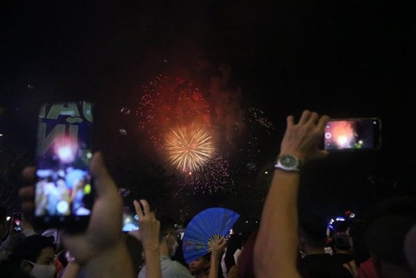 Pháo hoa rực rỡ bầu trời chào đón năm mới Quý Mão 2023-28