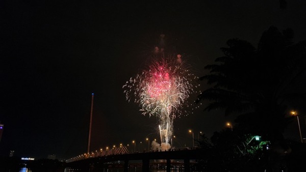 Pháo hoa rực rỡ bầu trời chào đón năm mới Quý Mão 2023-29
