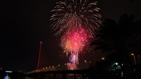 Pháo hoa rực rỡ bầu trời chào đón năm mới Quý Mão 2023-31