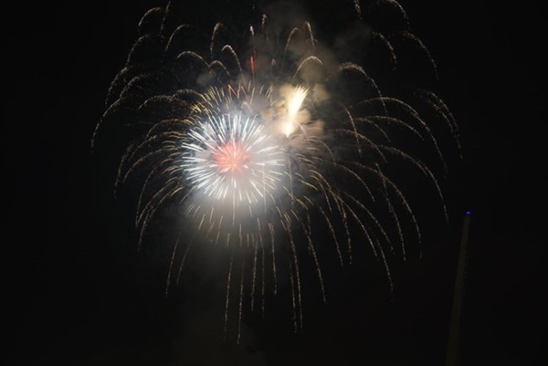 Pháo hoa rực rỡ bầu trời chào đón năm mới Quý Mão 2023-36